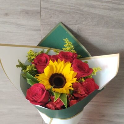 Arreglo mixto de 6 rosas importadas