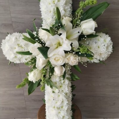 Cruz 25 Pulg. rosas blancas (con listón incluido)